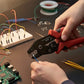 Pince à sertir montre son serrage sur le connecteur 