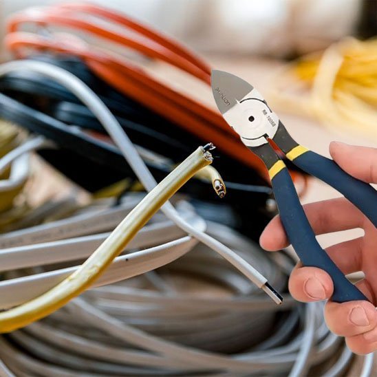  Pince coupante professionnelle utilisée sur des câbles électriques multicolores