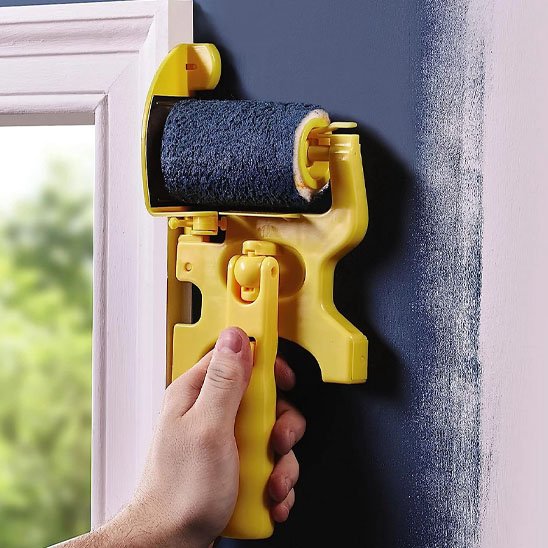 Rouleau peinture appliqué sur un mur bleu foncé près d'une fenêtre