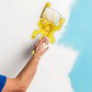 Rouleau peinture traçant une ligne bleue sur mur blanc