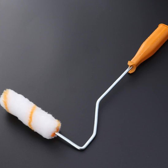 Rouleau peinture professionnel manche orange fond noir