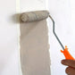 Rouleau peinture orange appliqué sur mur texturé gris