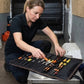 Sac à outils enroulable utilisé par technicienne