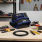 Sac banane noir et bleu sur établi avec outils d'électricien