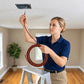 Tire câble utilisé au plafond depuis un escabeau