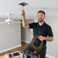 Tire-fil avec œillet introduit dans un boîtier au plafond.