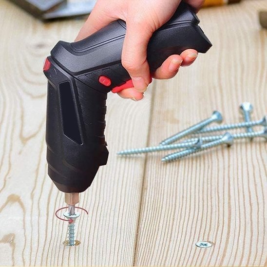 Gros plan sur la poignée ergonomique antidérapante du tournevis électrique Précision Pro avec gâchette progressive