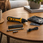 Kit tournevis électrique avec embouts et câble USB sur table