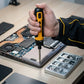Technicien réparant un ordinateur portable avec un tournevis électrique