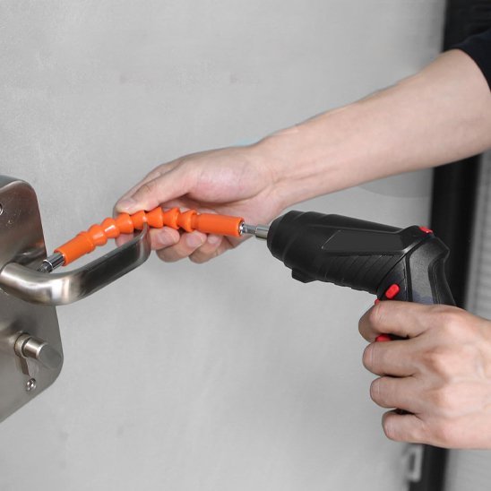 Démonstration de l'embout flexible orientable du tournevis électrique permettant d'atteindre les angles difficiles